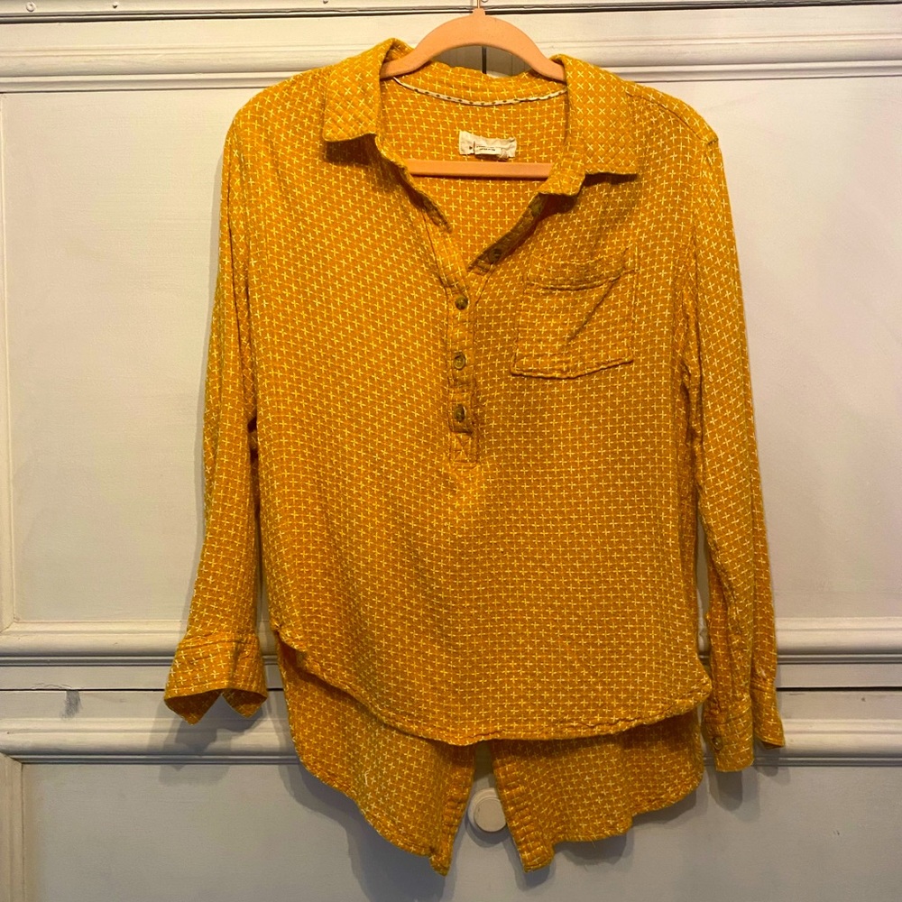 Anthropologie textured button down blouse with cool button detail in back